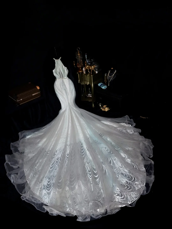 White halter-neck, fitted waist, elegant floor-length ball gown R6410