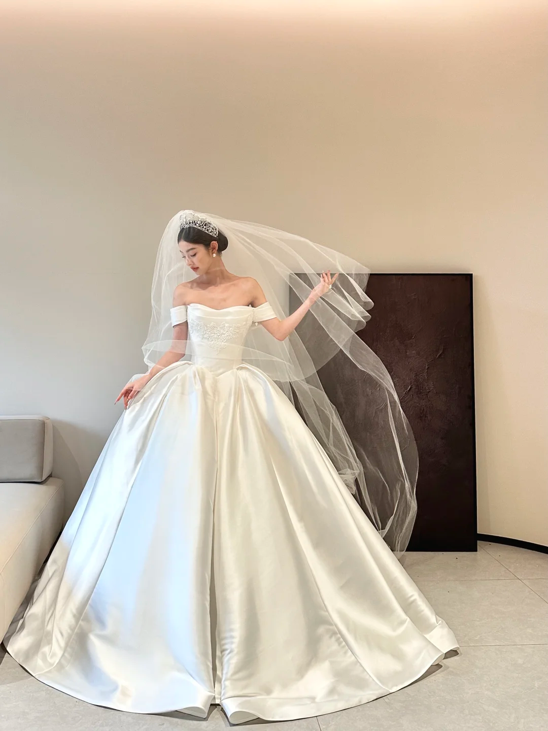 White satin one-shoulder slim waist and plump skirt long bridal dress R6057