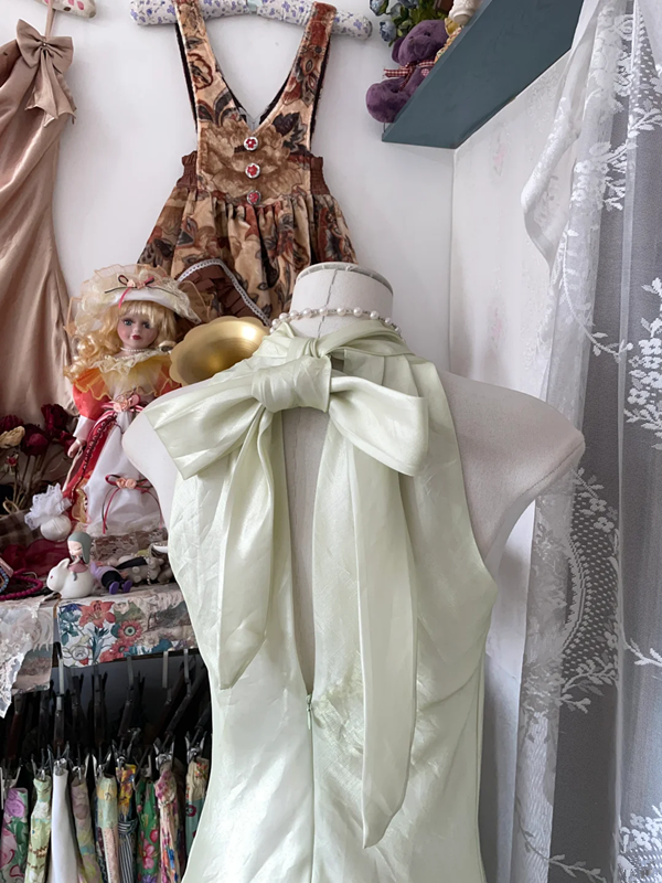 White halter-neck, fitted A-line short ball gown R6377