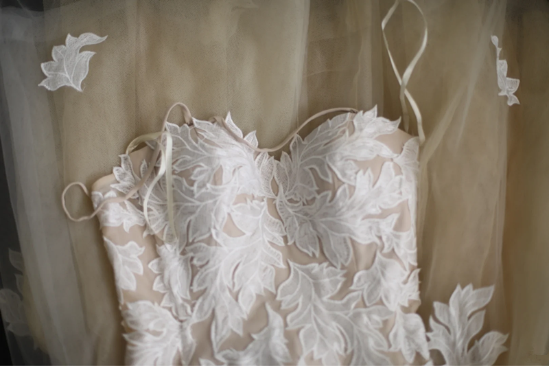 White halter-neck floral-stitched fitted waist, apricot-colored full skirt, bodycon long ball gown, bridal dress R6776