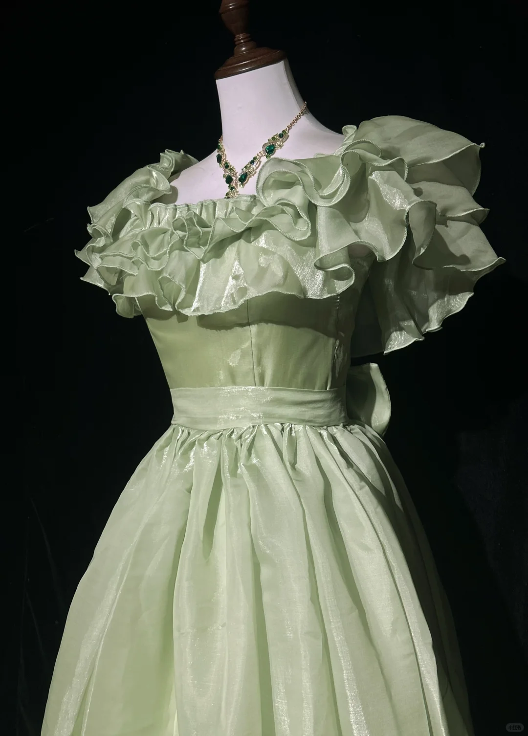 Green ruffled neckline design waist slim fit puffy mid-length skirt homecoming dress R4925