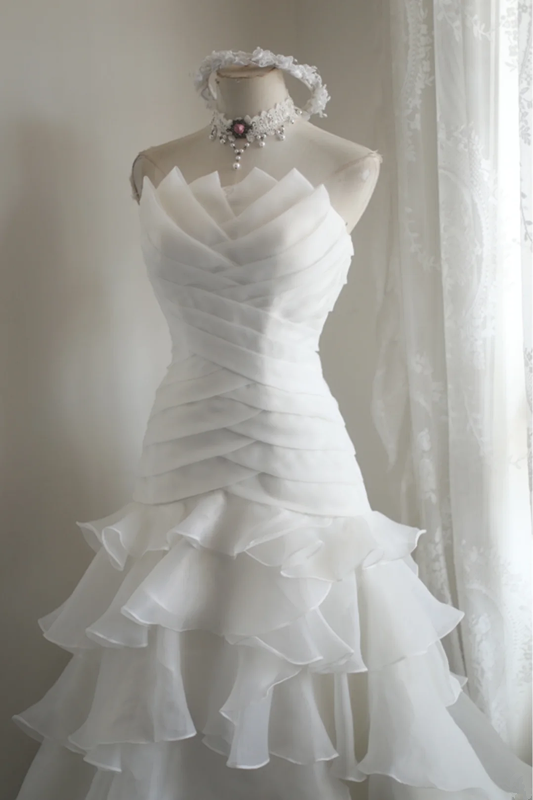 White strapless, fitted, long ball gown with a tiered skirt; bridal gown R6822