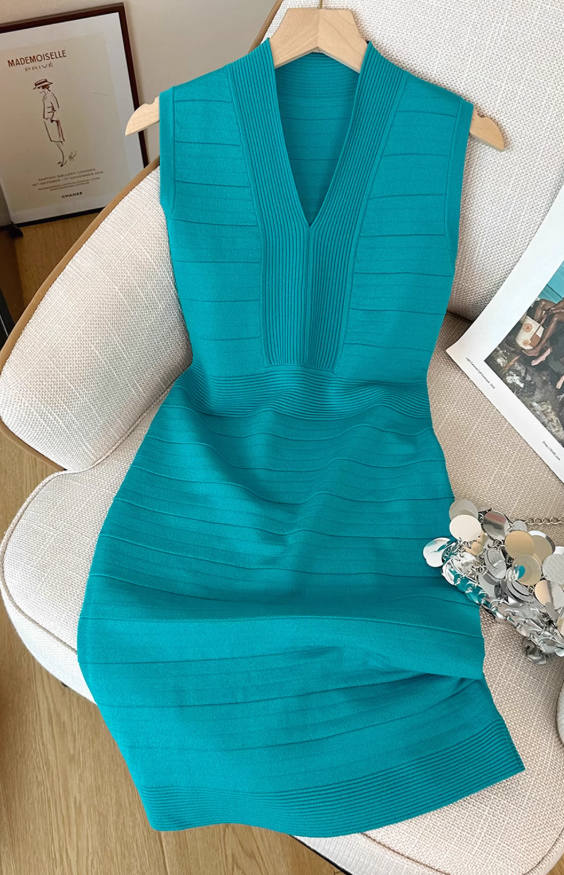 Green Chanel style v-neck sleeveless dress for women with slim waist and short hip skirt R3953