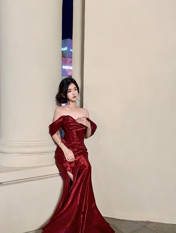 Red off-the-shoulder fitted waist sexy fishtail long ball gown R8131