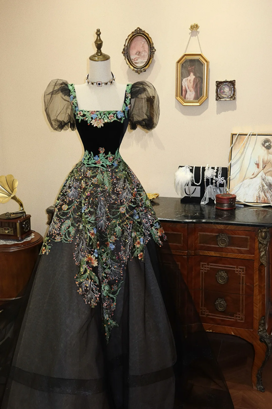 Black vintage patterned fitted long ball gown/bridal dress R7185