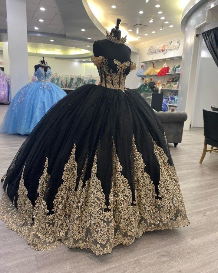 Black Gold Appliques Tulle Quinceanera Dresses With Cape Spaghetti Straps Ball Gown Sweet Sixteen Prom Party Dresses S7165