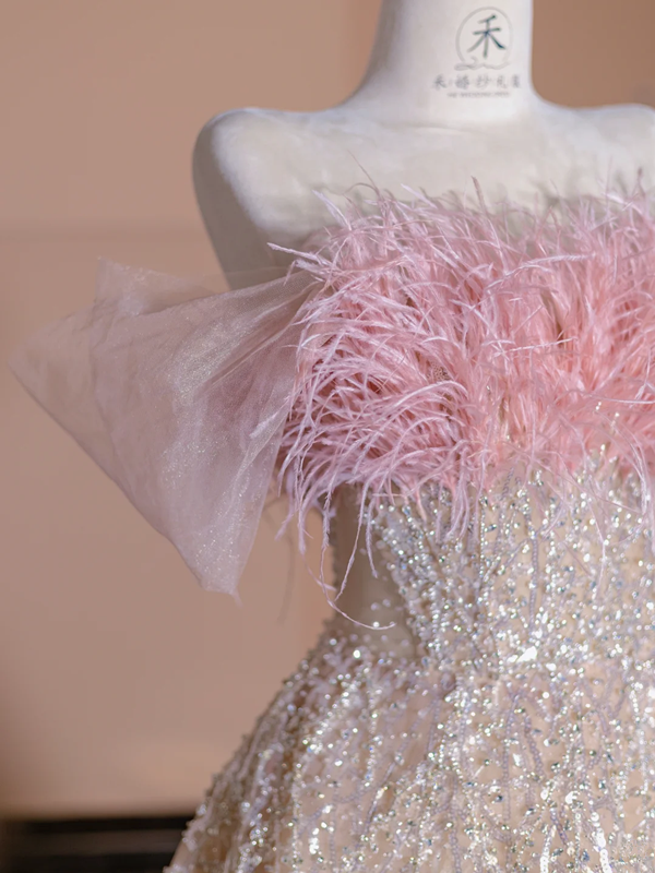 Light pink strapless neckline with feather design, light champagne-colored long ball gown, bridal dress R8366