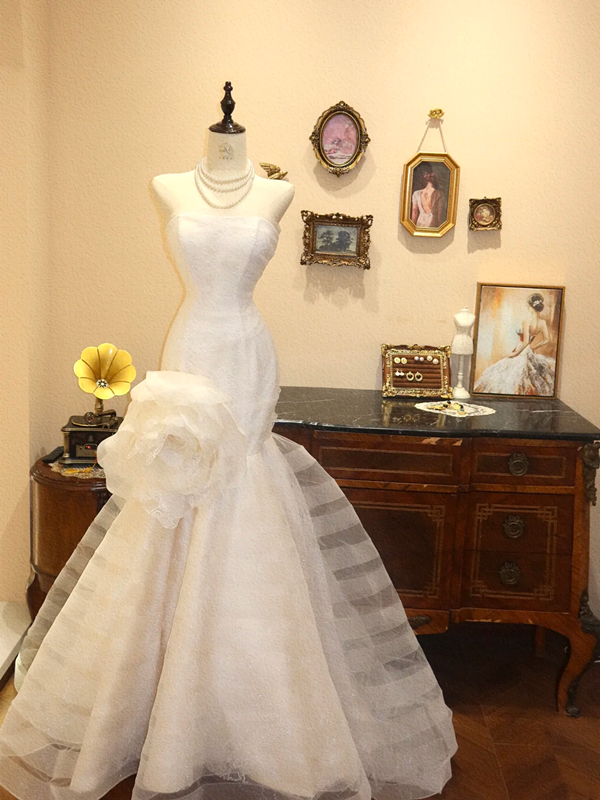 White strapless, fitted waist, bodycon, sexy long wedding dress R6600