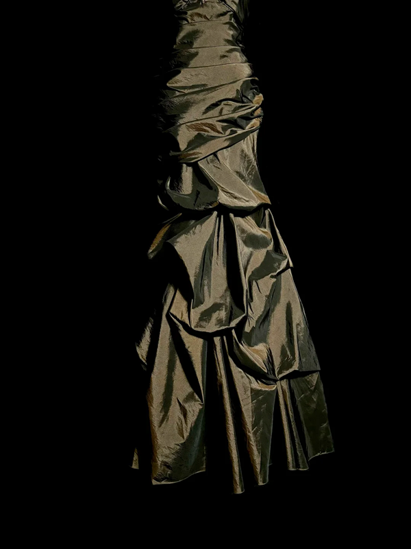 Brown strapless fitted waist slim-fitting tiered ball gown with a full skirt R6641