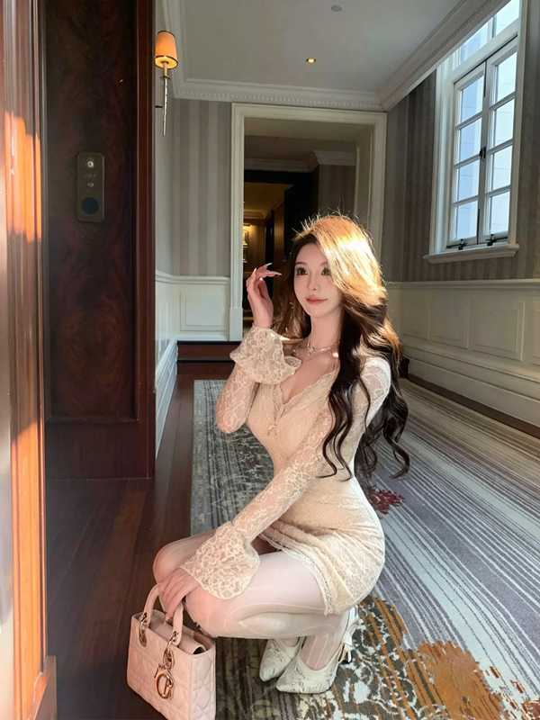 Sexy Lace V-Neck Bodycon Dress with Flare Sleeves R9163