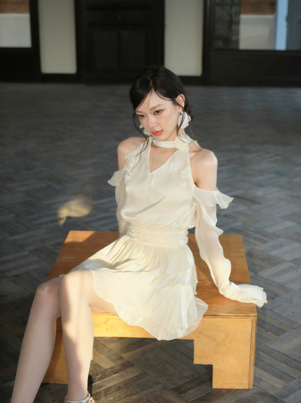 White Halter Neck Dress with Off-Shoulder Ruffle Sleeves and Tiered Skirt R9224