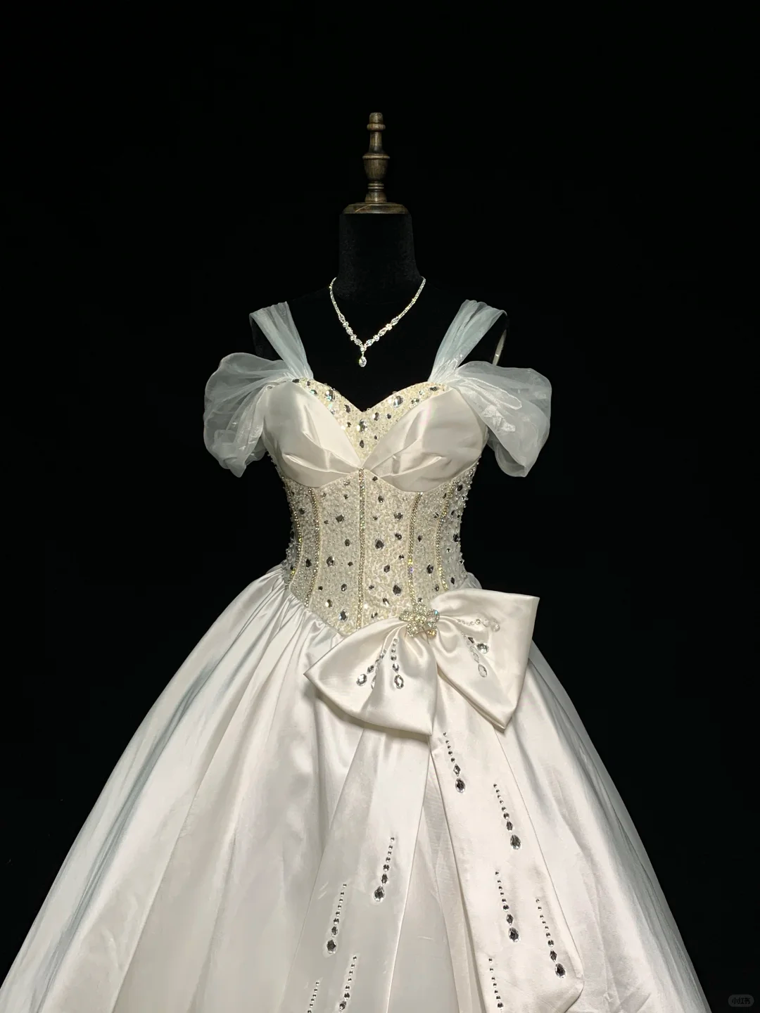 Light champagne-colored halter-neck, fitted waist, full skirt, long ball gown R8671