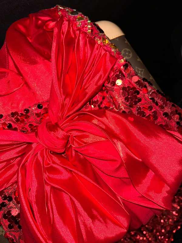 Red halter-neck sequined fitted long ball gown R7007