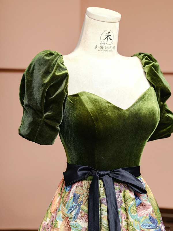Green square neckline, fitted waist, slim-fitting retro print long ball gown/bridal dress R8393