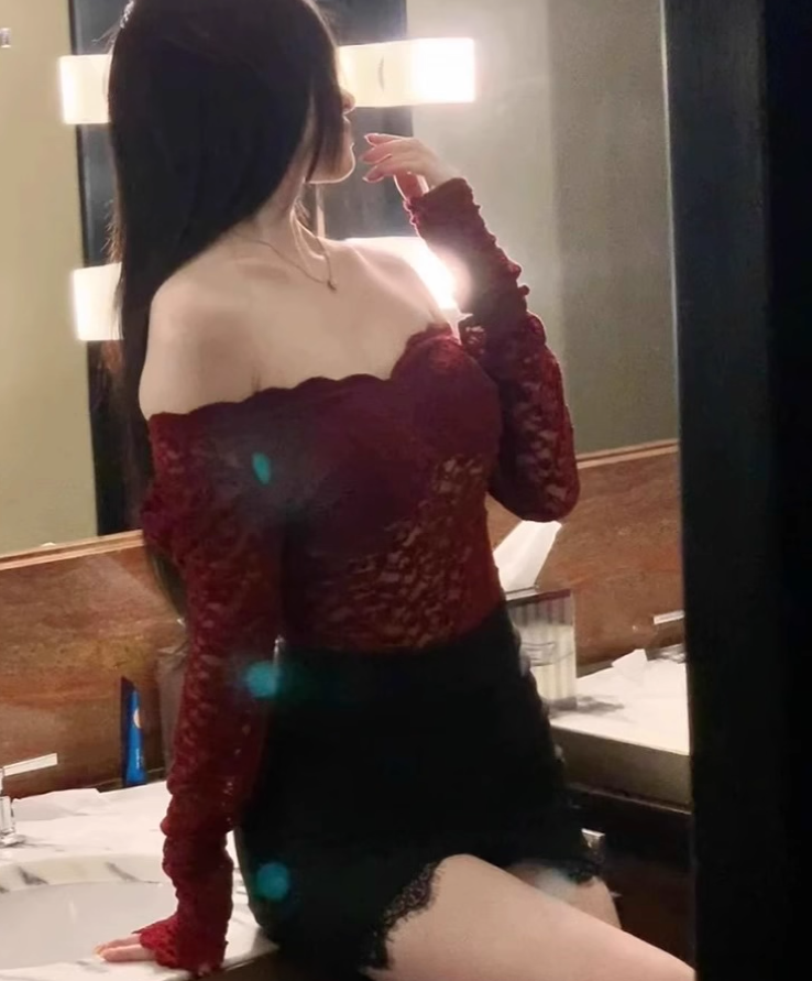 Sexy Royal Sister Style V-neck Lace Top 2025 Large Size Pure Desire Hip Skirt Suit R1240