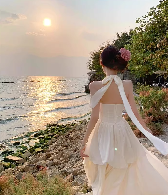 V-neck halter dress with beautiful waist and atmosphere R0600