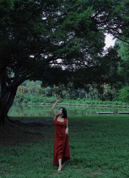 Square-neck gentle strap dress temperament drape waist slim fit senior long skirt R1442