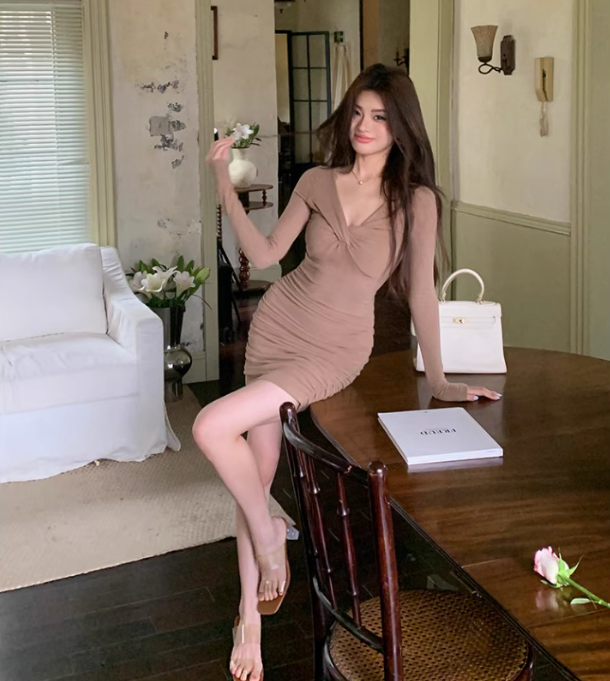 French knitted v-neck dress with elegant hip-hugging bottom and long-sleeved slim skirt R1543