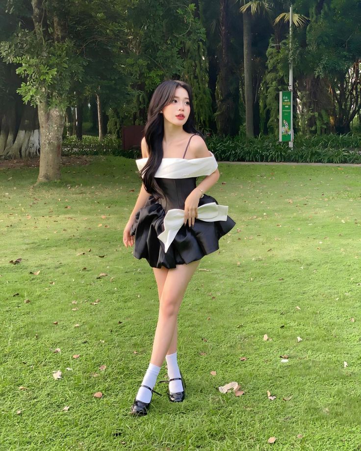 Black short skirt with suspenders, white neckline, one shoulder, slim waist and flower bud skirt, homecoming dress R4025