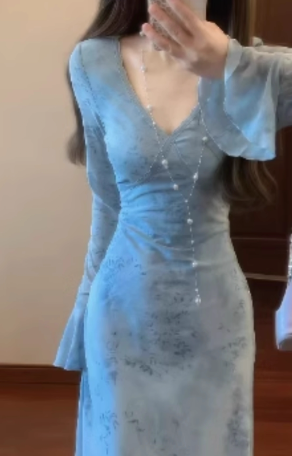 Beautiful holiday style skirt, beautiful, unique, gentle and elegant blue v-neck long-sleeved dress R0477