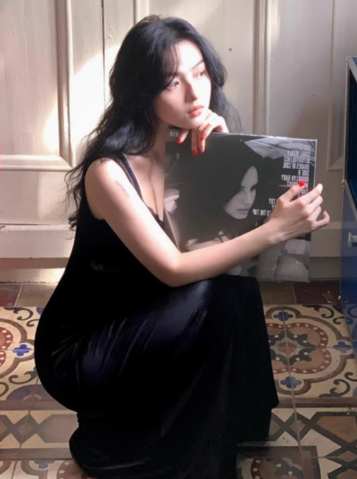 2025 Retro Lace Suspender Dress V-neck Velvet Bottom with Coat and Skirt R1533