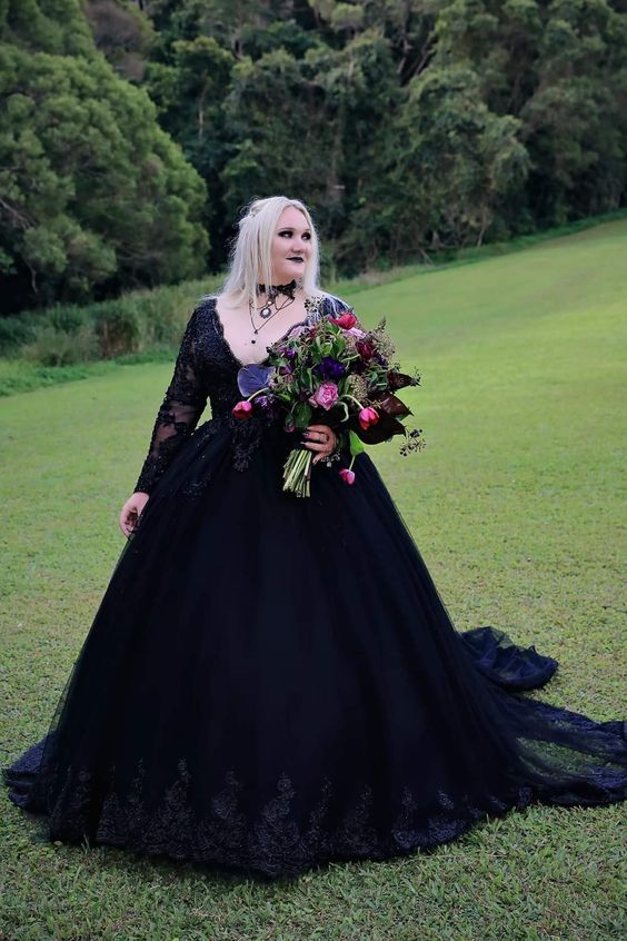 Long Sleeve Black Wedding Dresses Lace Appliques Tulle A Line V-neck Gown S5196