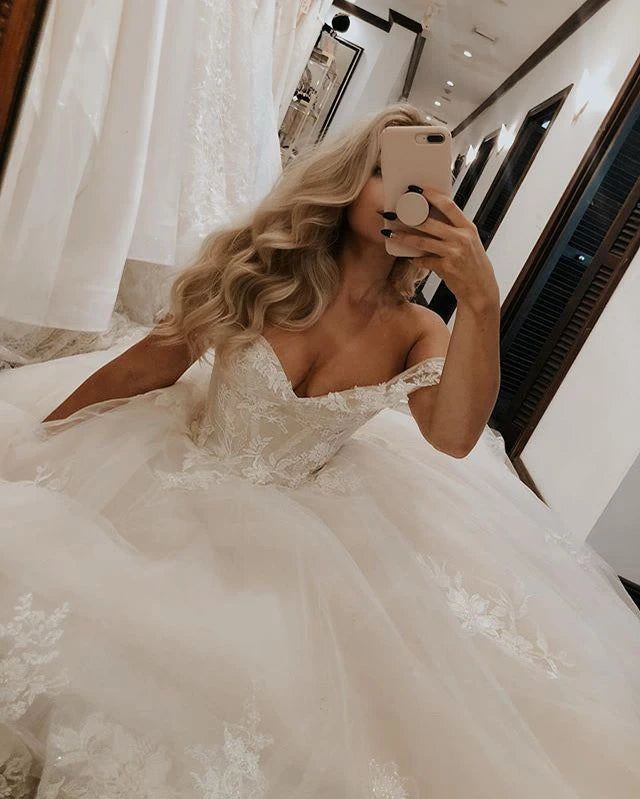 Tulle Appliques Ball Gown Beautiful Off The Shoulder Wedding Dress S3696