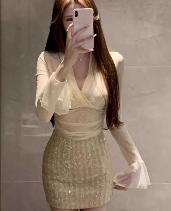 Pure desire style V-neck short trumpet sleeve top 2025 large size Xiaoxiang skirt suit R1369