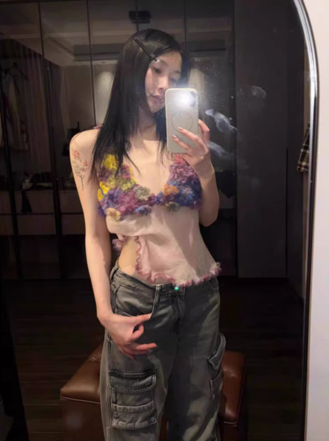 Oil painting style three-dimensional flower V-neck sling 2025 atmosphere knitted holiday top R1276