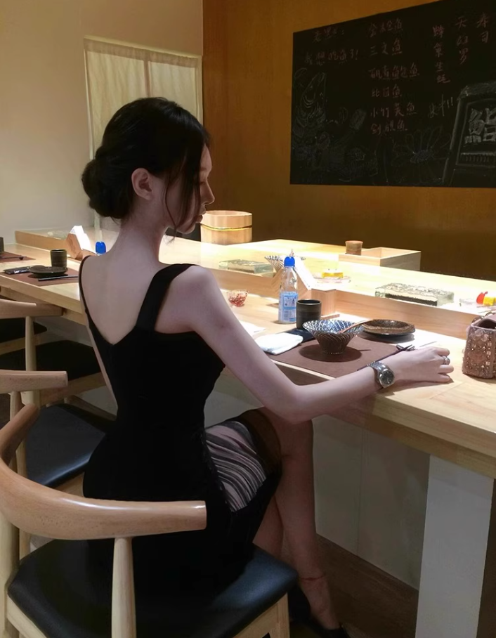 Royal sister style mesh suspender dress 2025 pleated waist hip slit skirt R1101