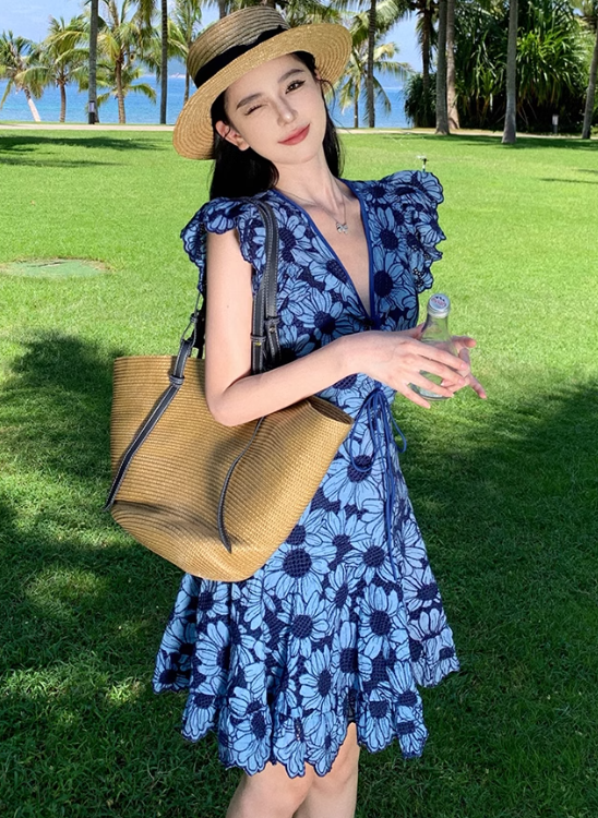 Heavy blue daisy embroidery V-neck dress sweet short skirt French waist lace A-line skirt R0184