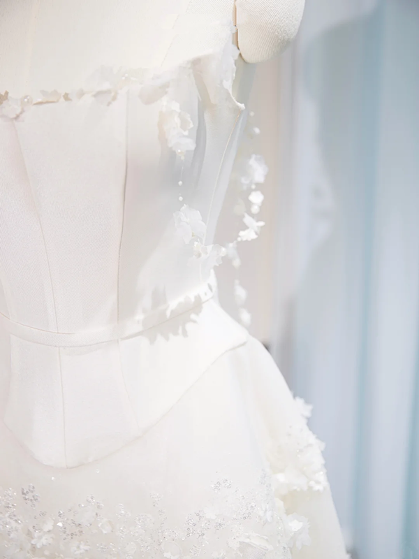 White strapless fitted long ball gown/bridal dress R9009