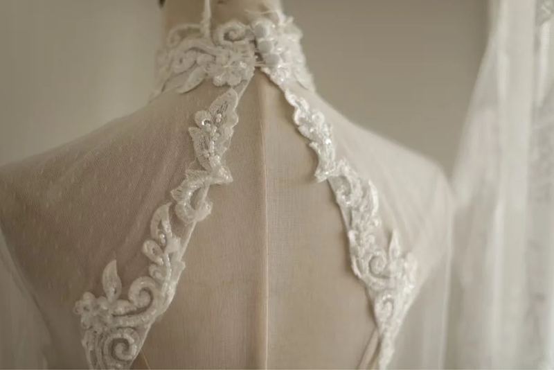 White V-neck lace fitted long ball gown/bridal dress R6812