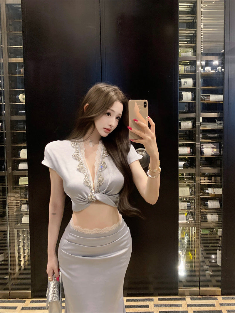 A blue V-neck short-sleeved top and skirt with a sense of luxury R0841