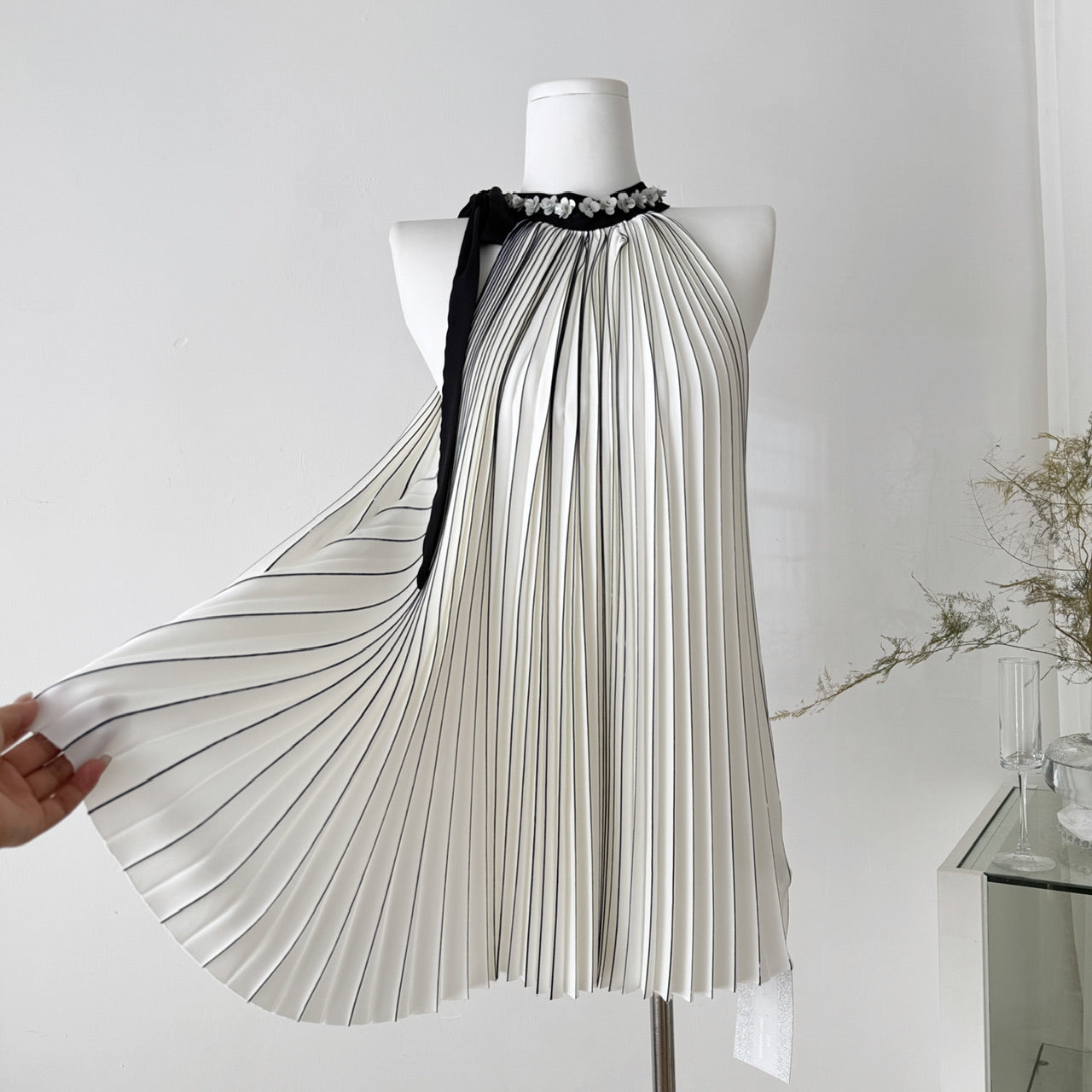 Chanel halter neck top with off-shoulder design makes you look slim and young, elegant and classy R2042