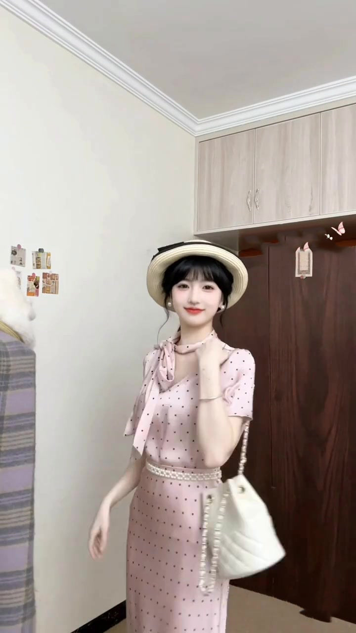 Wear a gentle and elegant pink polka dot long-sleeved shirt and skirt two-piece suit R0897