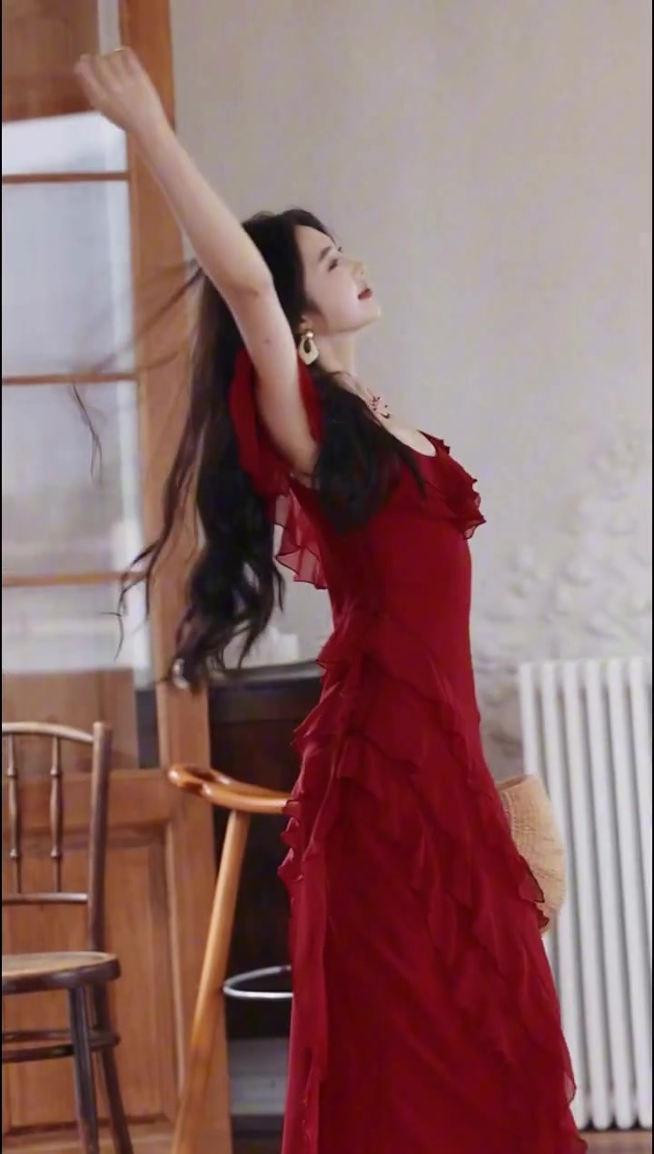 Retro red one-shoulder suspender dress high-end temperament beach dress R0774