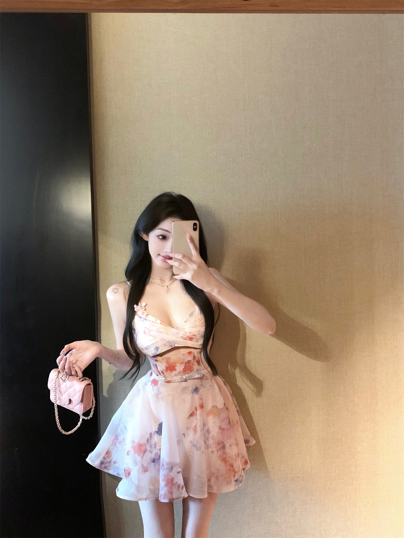 V-neck floral dress with hollow suspenders, beautiful small skirt R0586