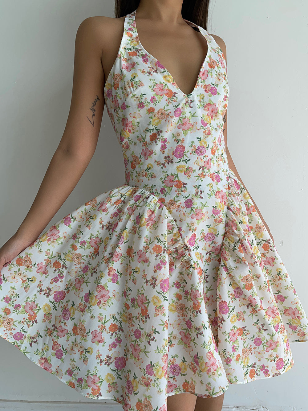 French pastoral style retro V-neck small floral print halter dress sexy backless puffy short skirt R3087