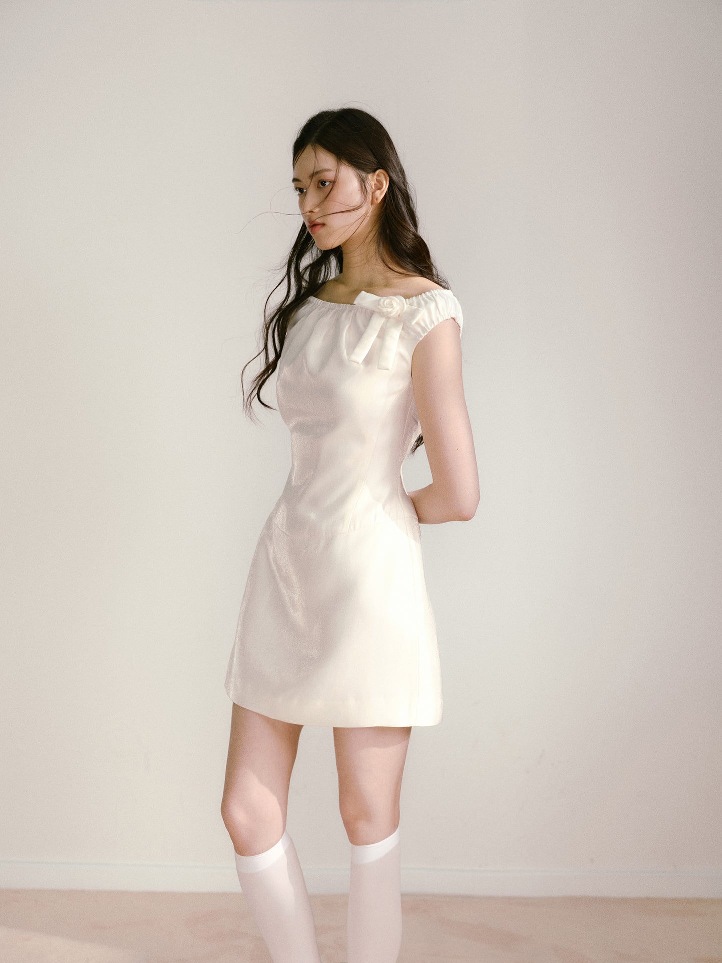 White silk satin elastic one-shoulder bow waisted girlish dress R5171