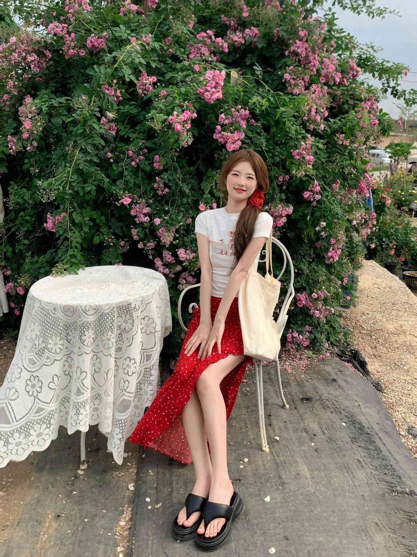 Wear a white short-sleeved T-shirt and floral skirt, a beautiful two-piece suit R0655