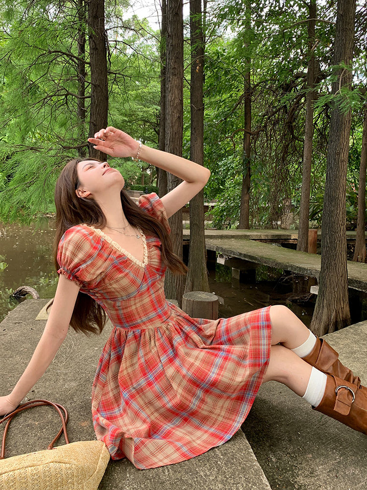 Tea break French retro slim temperament red plaid dress new V-neck puff sleeve princess dress R0171