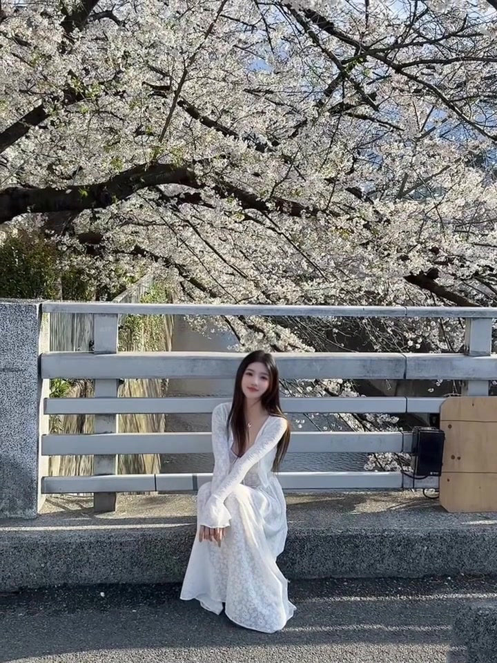 Gentle white moonlight suspender dress beautiful waist A-line long skirt R0718