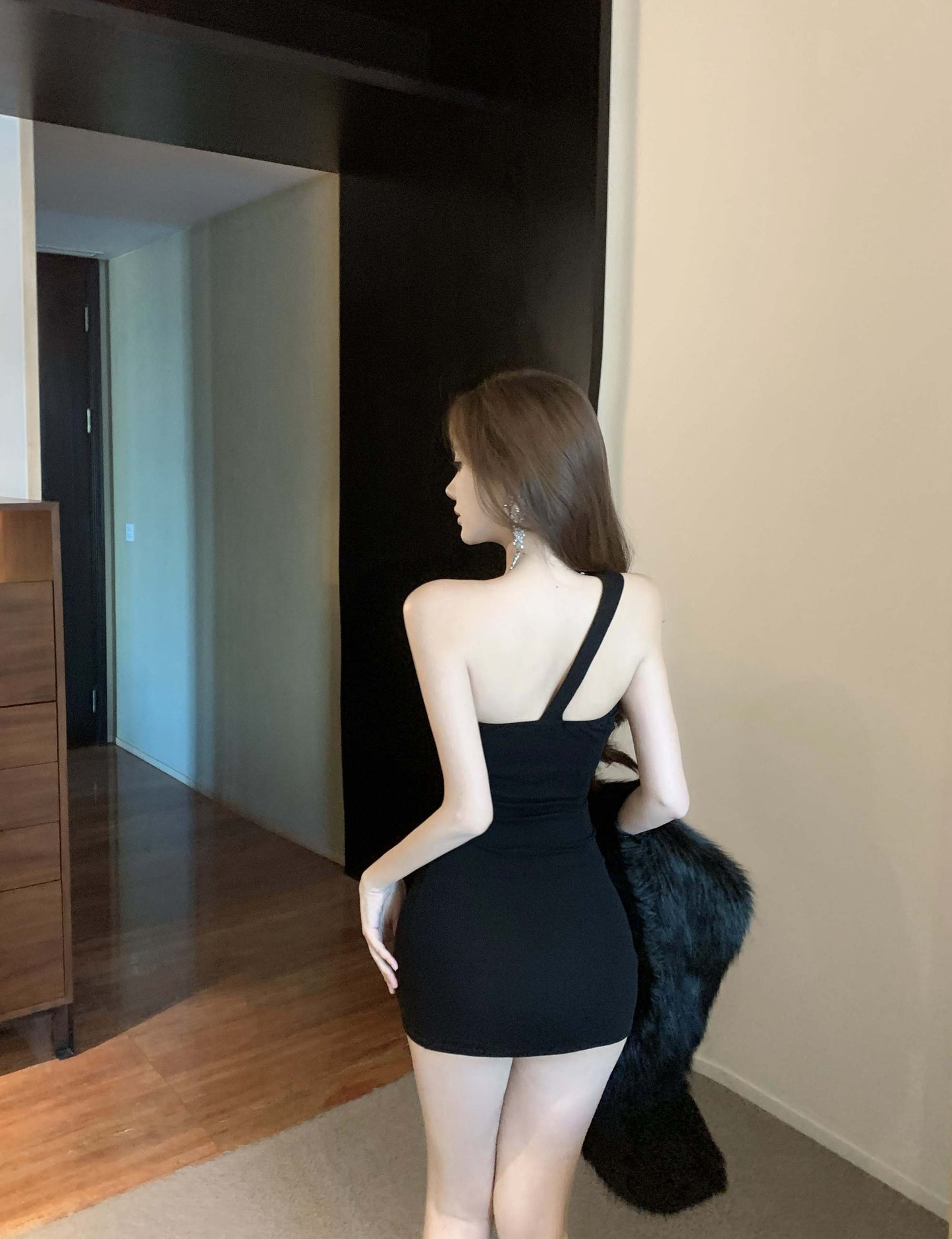 Sexy heavy diamond dress with off-shoulder high waist, slim and slim, short black dress R3674