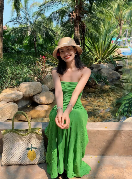 Green waist sexy tube top knitted long skirt white high-end seaside holiday dress R0228