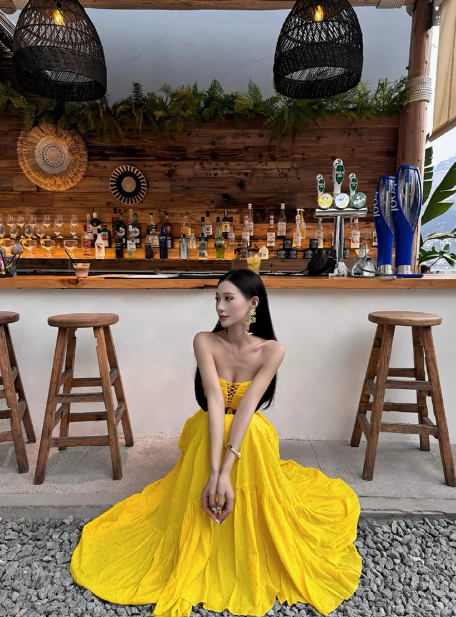 Sexy hottie on vacation at the seaside wears a full set of dopamine waist-baring two-piece suit R0234