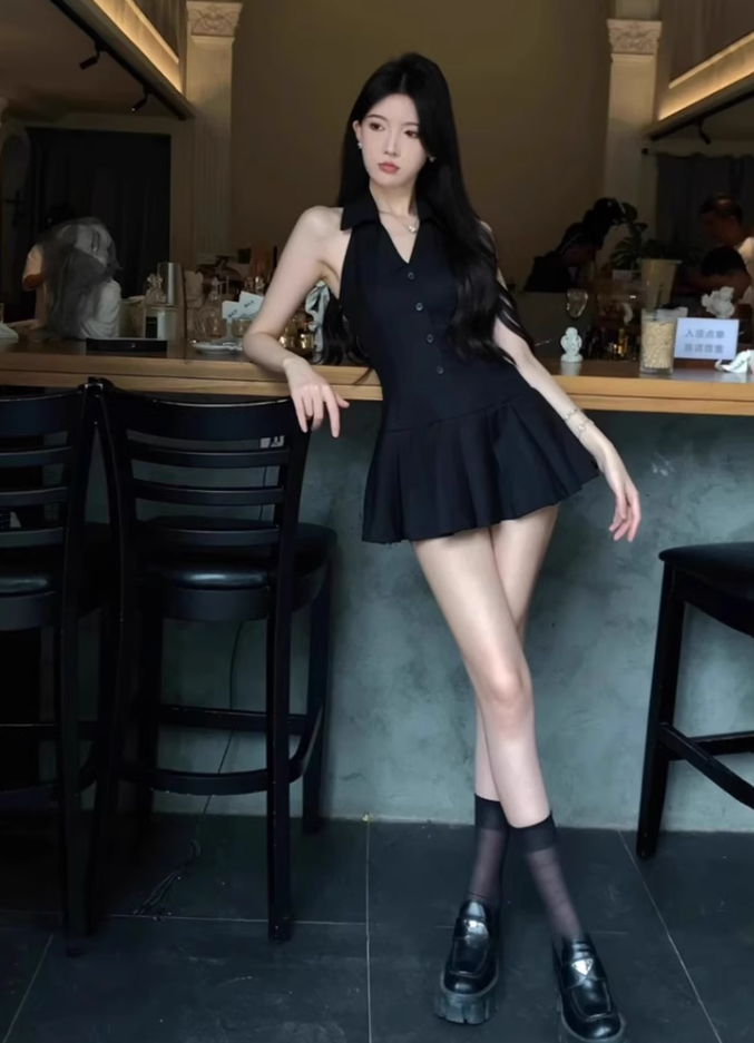 Sweet and spicy design sleeveless halter dress 2025 pure desire waist pleated short skirt R1136