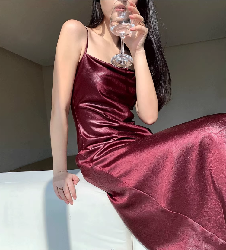 Sexy embossed satin suspender dress with slits for vacation with acetate high-end skirt R1464