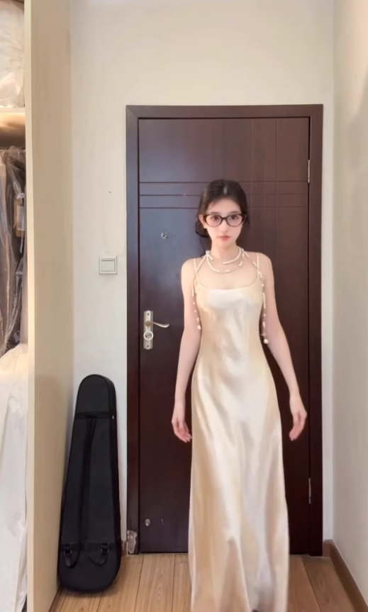 A sense of gold suspender dress, high-end exquisite satin hip-covering dress, French waist-length skirt R0475