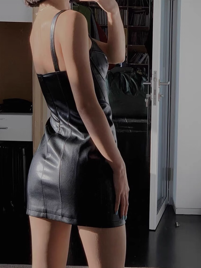 American hot girl backless suspender dress short skirt 2025 large size sexy hip leather skirt R1022
